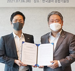 무림P&P 이도균 대표(왼쪽)와 안병준 한국콜마 대표)가 친환경 화장품 종이 포장재 및 원료 개발 협약을 맺고 있다. [양사 제공]