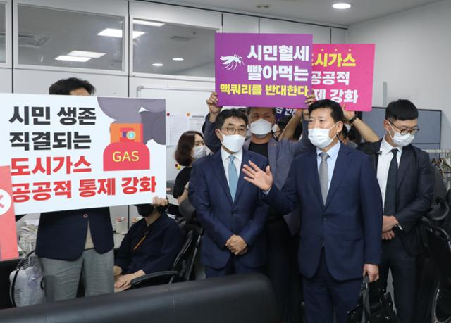 해양도시가스를 인수해 반발을 사고 있는 맥쿼리가 7일 광주시를 찾아 도시가스 요금 산정문제에 대한 설명을 했다.