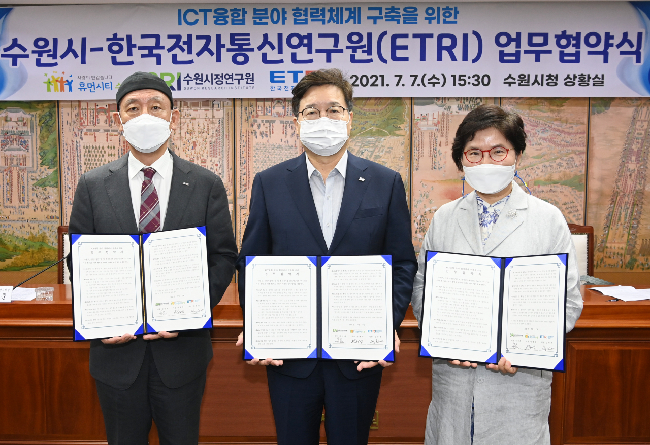 염태영 수원시장(가운데), 김명준 ETRI 원장(왼쪽), 김선희 수원시정연구원장이 협약 후 함께하고 있다.[수원시 제공]
