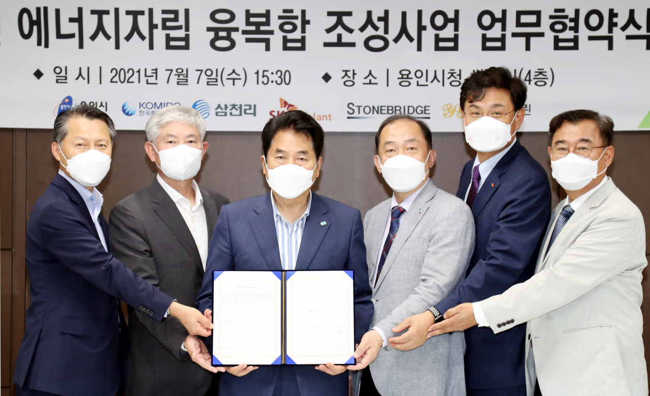 스톤브릿지자산운용(주) 구본진 대표, 삼천리(주) 유재권 대표, 백군기 용인시장, 한국중부발전(주) 김호빈 대표, SK에코플랜트(주) 이왕재 부사장, (주)용인그린 유영곤 대표 [용인시 제공]