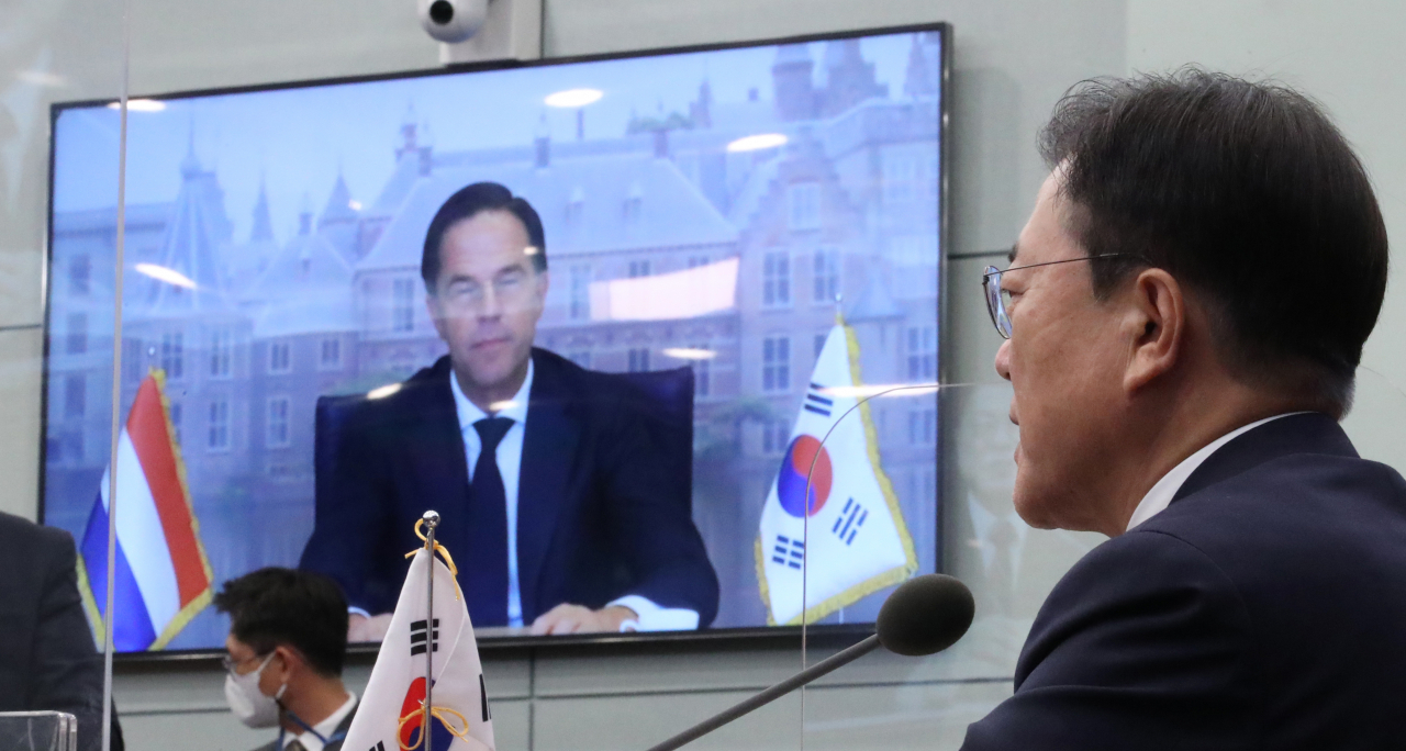 문재인 대통령이 7일 청와대 여민관에서 열린 마크 루터 네덜란드 총리와의 화상 정상회담에서 발언하고 있다. [연합]