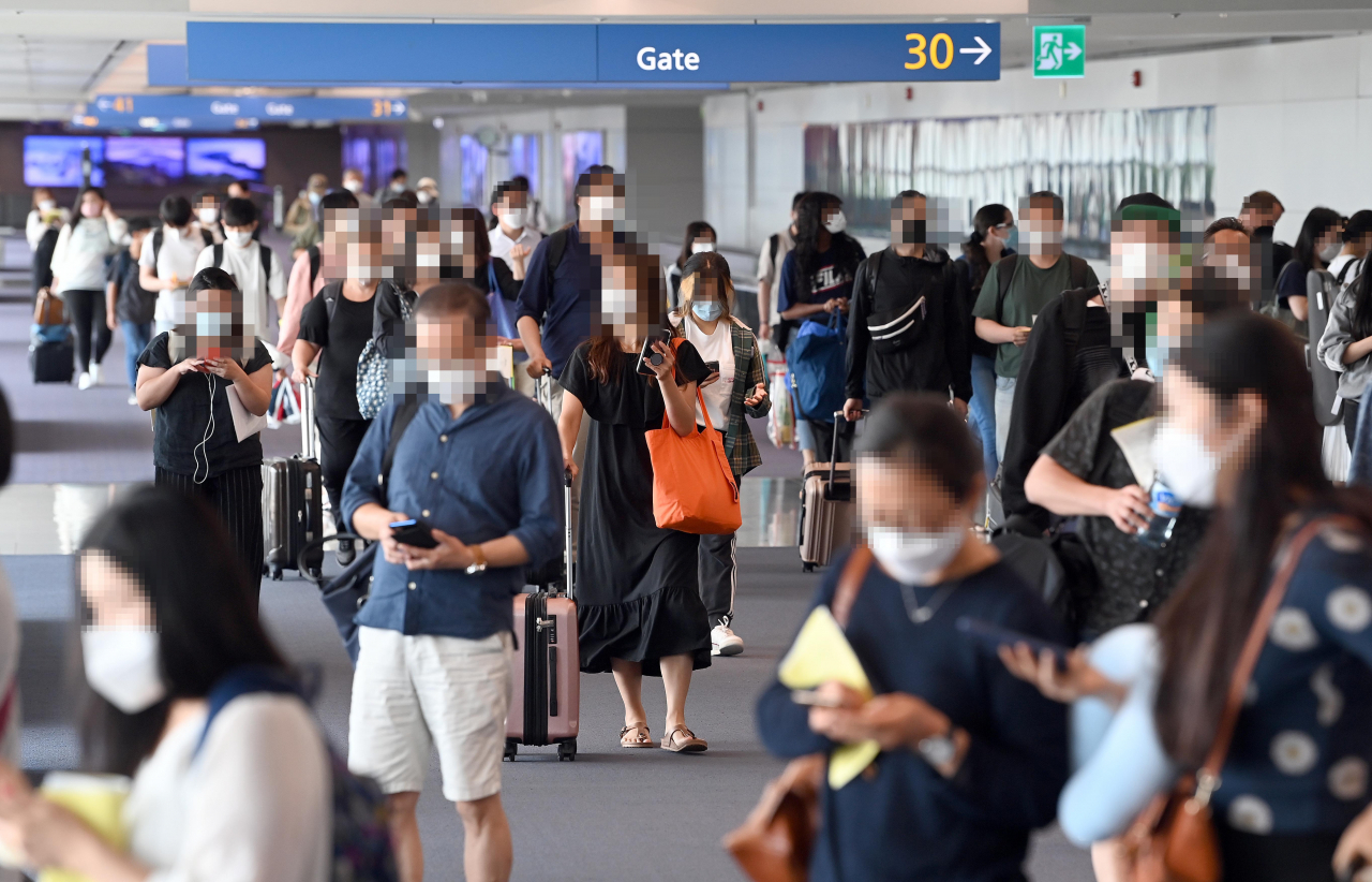 7일 인천국제공항 제1여객터미널 검역소에 백신접종 후 독일 프랑크푸르트에서 도착한 교민, 유학생, 외국인 등이 줄지어 검역대로 향하고 있다. [연합]