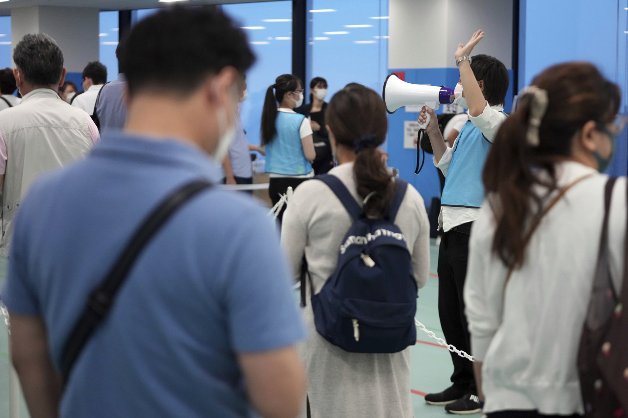 지난달 30일 일본 수도 도쿄의 랜드마크인 스카이트리의 신종 코로나바이러스 감염증(코로나19) 백신 접종소에서 40세 이상 주민들이 모더나의 코로나19 백신을 맞기 위해 줄지어 서 있다.. [연합]