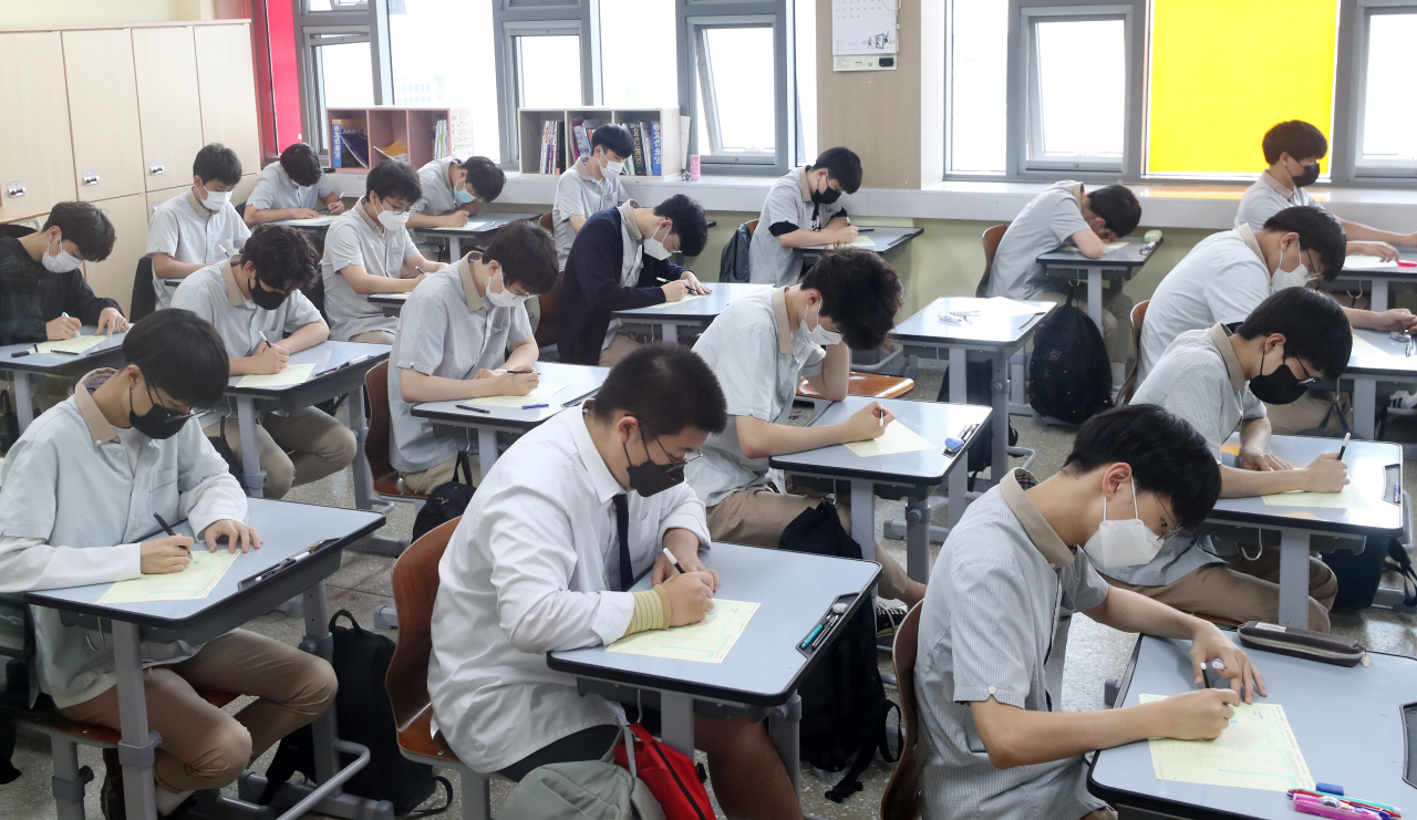 2022학년도 대학수학능력시험 모의평가가 치러진 지난 달 3일 강원 춘천시 성수고등학교에서 3학년 학생들이 답안지에 인적사항을 적고 있다. [연합]