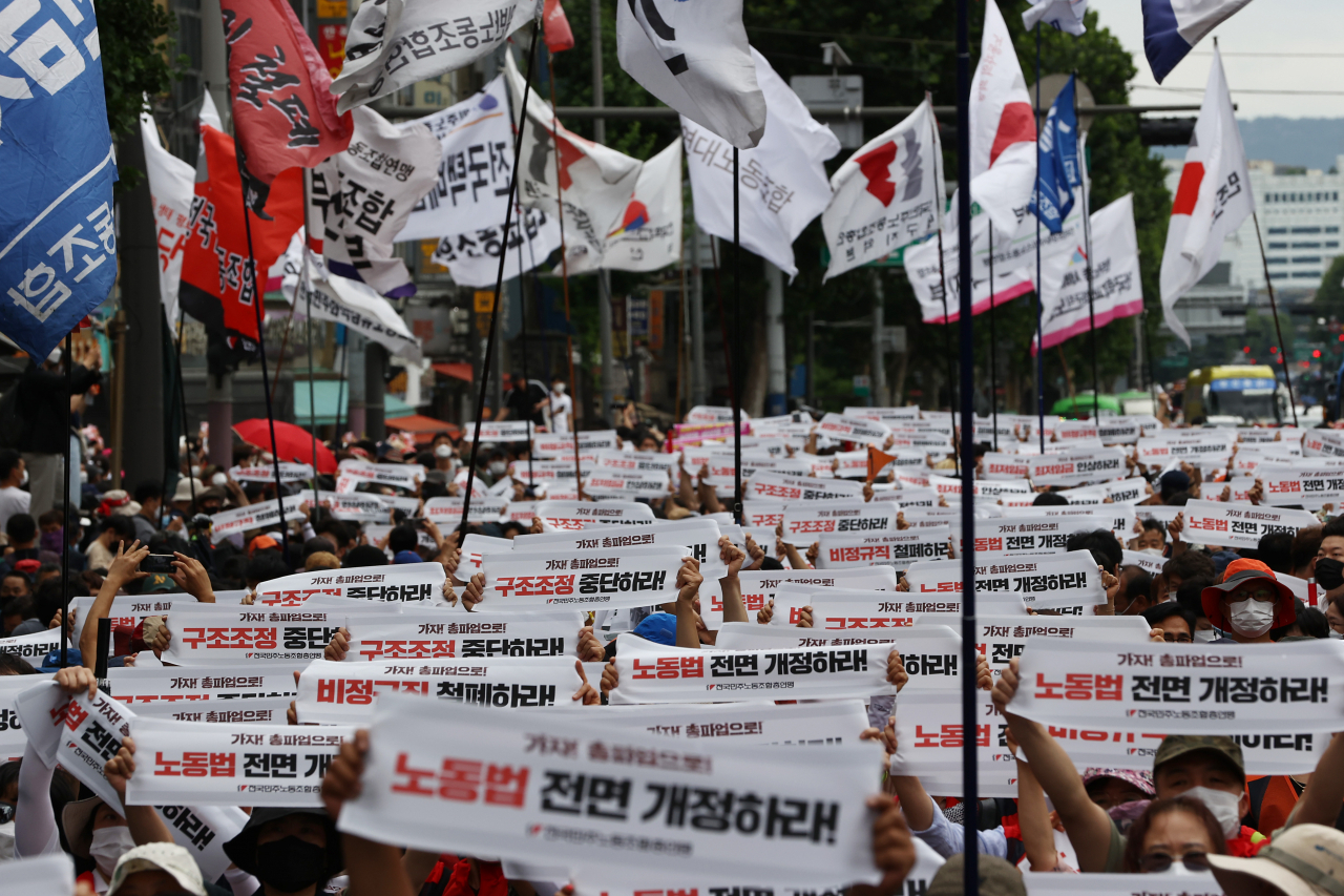 3일 오후 종로3가에서 민주노총 조합원들이 노동법 전면 개정 등을 요구하며 도로를 점거한 채 전국노동자대회를 열고 있다. [연합뉴스]
