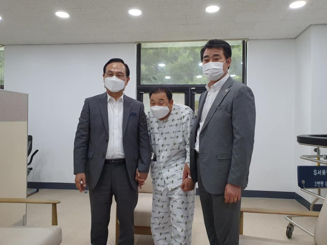 (왼쪽부터)박상돈 천안시장, 이봉주, 한남교 천안시체육회장. [박상돈 시장 페이스북]