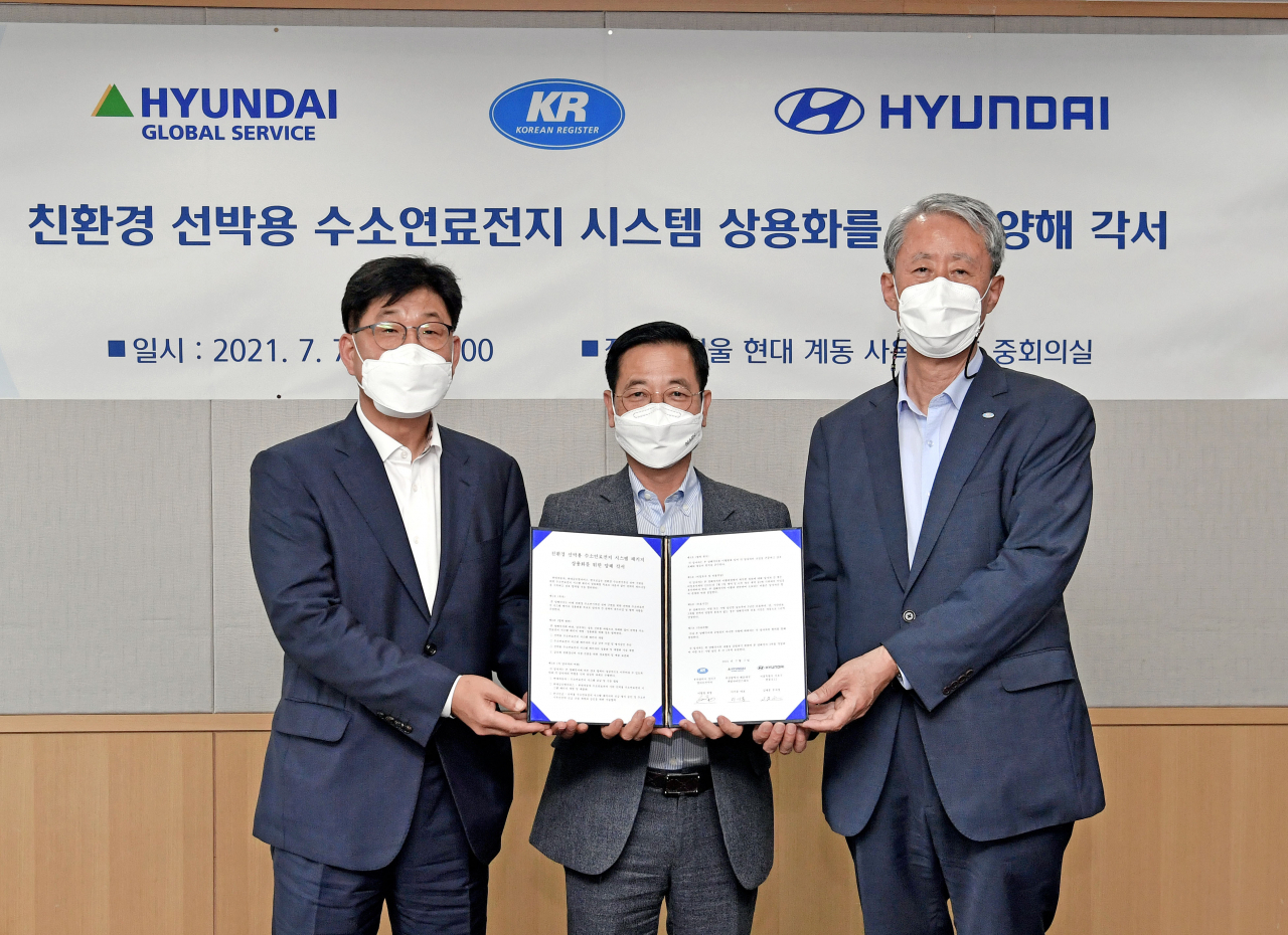 7일 현대중공업지주 본사에서 열린 ‘친환경 선박용 수소연료전지 시스템 패키지 상용화를 위한 양해각서(MOU) 체결식’에서 이기동 현대글로벌서비스 대표이사(왼쪽부터), 김세훈 현대자동차 연료전지사업부 부사장, 이형철 한국선급 회장이 기념사진을 찍고 있다. [현대차 제공]