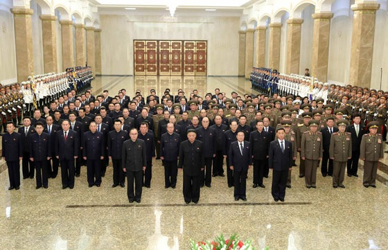 북한 노동당 기관지 노동신문은 8일 김정은 국무위원장이 이날 자정 김일성 주석 사망 27주기를 맞아 당 고위인사들과 함께 금수산태양궁전을 참배했다고 보도했다. [헤럴드DB]