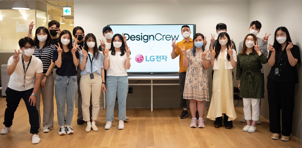 LG전자가 올해 처음으로 Z세대 대학생들이 참여하는 ‘디자인크루(Design Crew)’ 프로그램을 운영하고 있는 가운데 참가자들이 기념촬영을 하고 있다.[LG전자 제공]