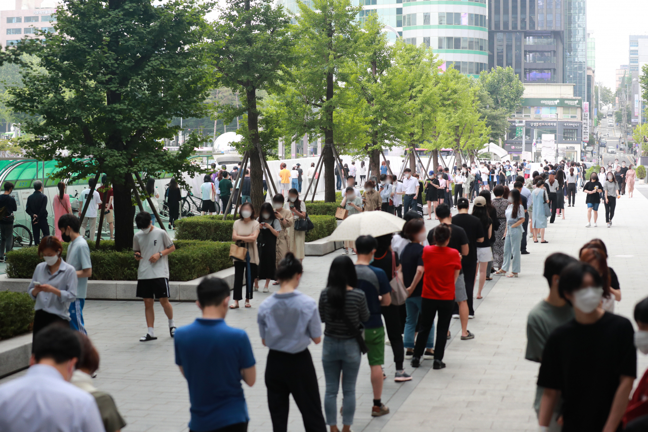 8일 서울 강남구 코엑스 인근 삼성역에 설치된 임시 선별검사소를 찾은 시민들이 신종 코로나바이러스 감염증(코로나19) 검사를 위해 차례를 기다리고 있다. 중앙방역대책본부는 이날 0시 기준으로 신규 확진자가 1275명 늘어 코로나 사태 이후 가장 많은 수를 기록했다고 밝혔다. [연합]