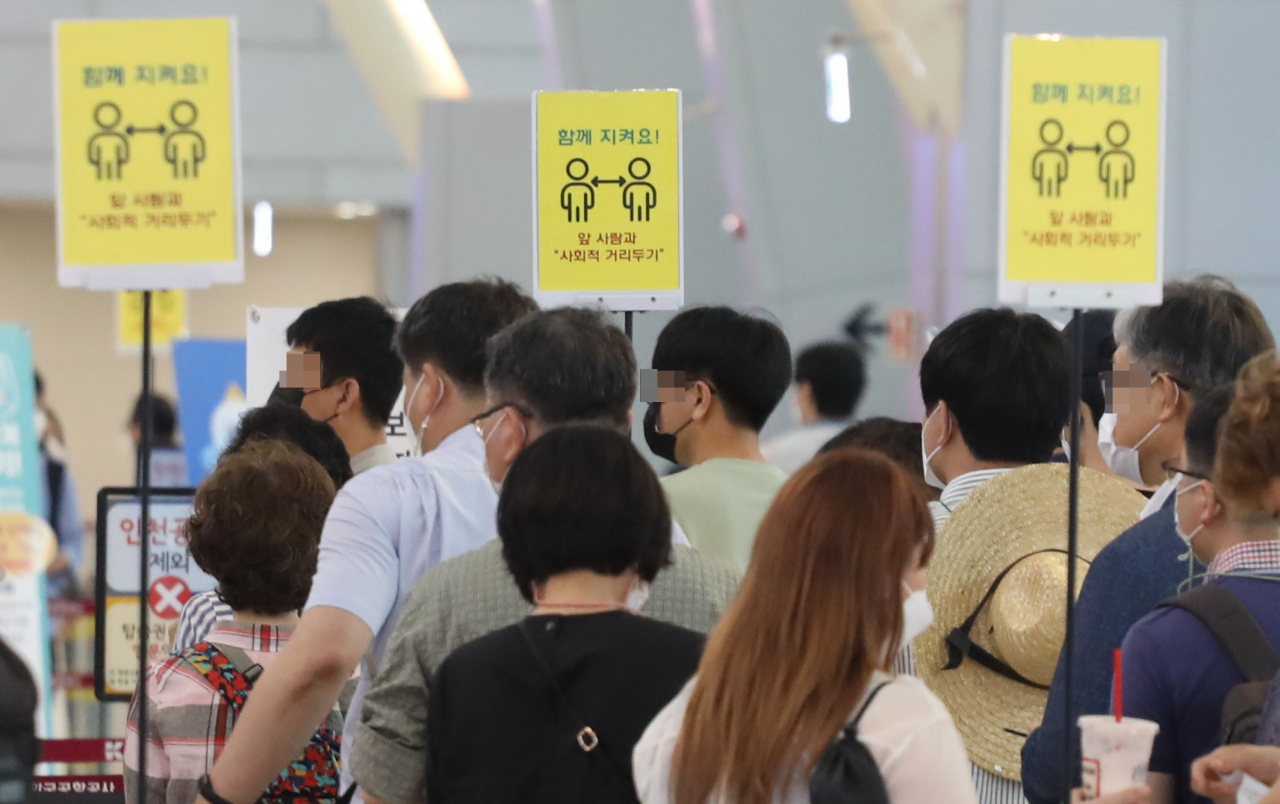 세수 증가가 일회성으로 그칠 가능성이 제기된다. 전문가들은 금리 인상 시기를 맞아 국가채무를 더 상환해야 한다고 충고했다. 사진은 이날 시민들로 붐비는 김포공항. [연합]