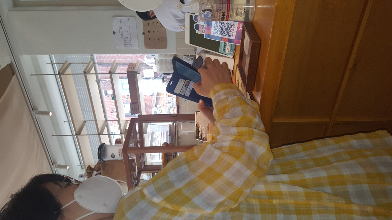 강북구 주민이 지역 제로페이 가맹점에서 강북구사랑상품권을 사용하고 있다. [강북구 제공]