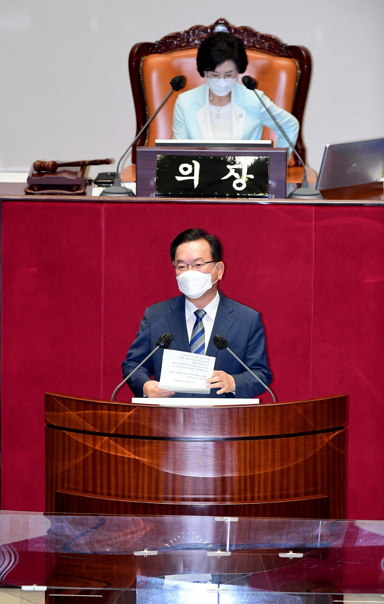 김부겸 국무총리가 8일 서울 여의도 국회에서 열린 본회의에서 2차 추경안 관련 시정연설을 하고 있다. [연합]