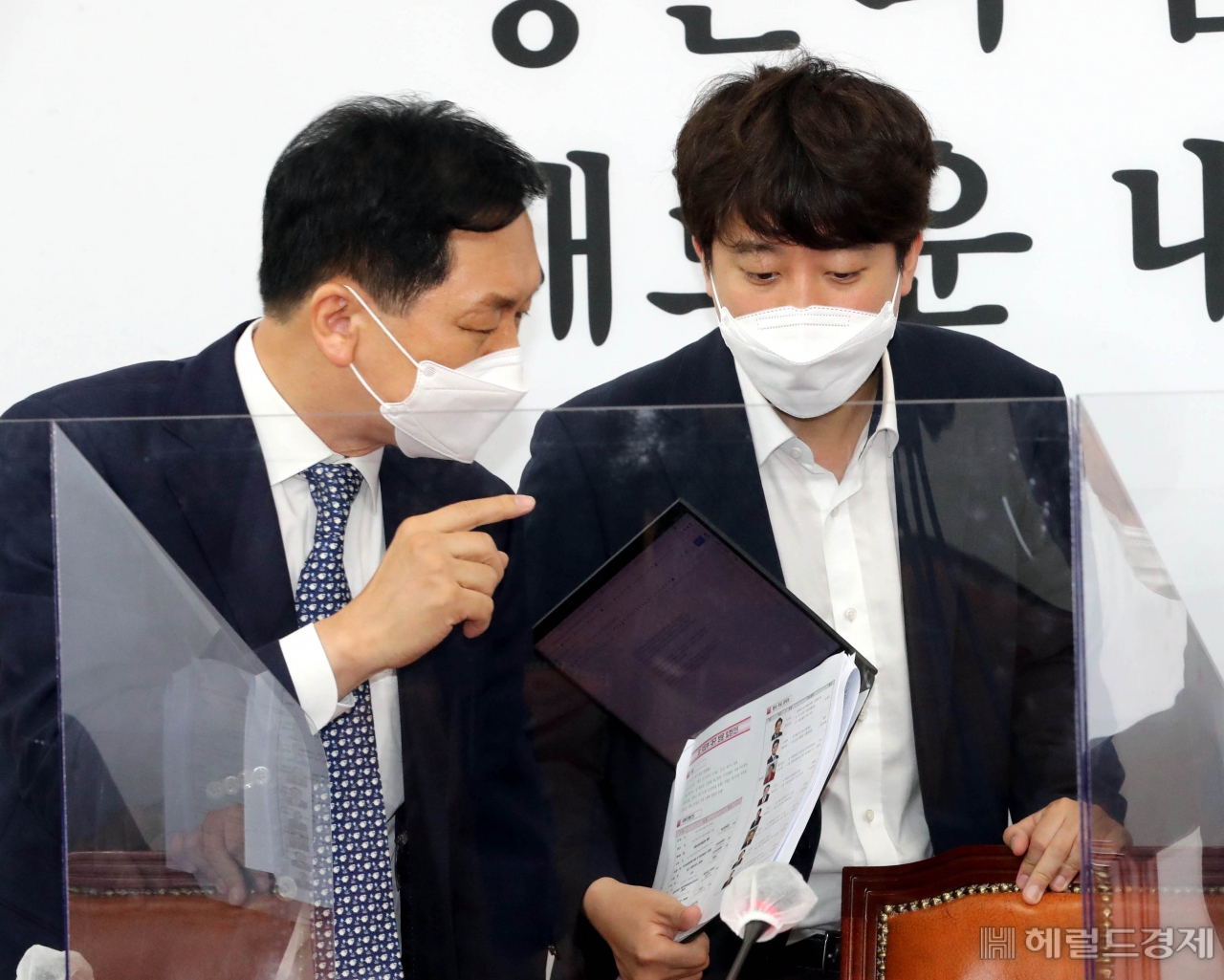 [헤럴드경제=이상섭 기자] 8일 오전 서울 여의도 국회에서 열린 국민의힘 최고위원회의에 앞서 이준석 당대표와 김기현 원내대표가 이야기를 하고 있다.