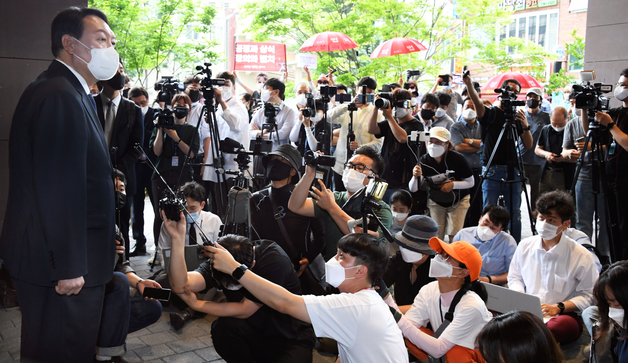 윤석열 전 검찰총장이 7일 오후 서울 종로구 한 중식당에서 국민의당 안철수 대표와 오찬 회동을 마친 뒤 기자들의 질문에 답하고 있다. 연합뉴스