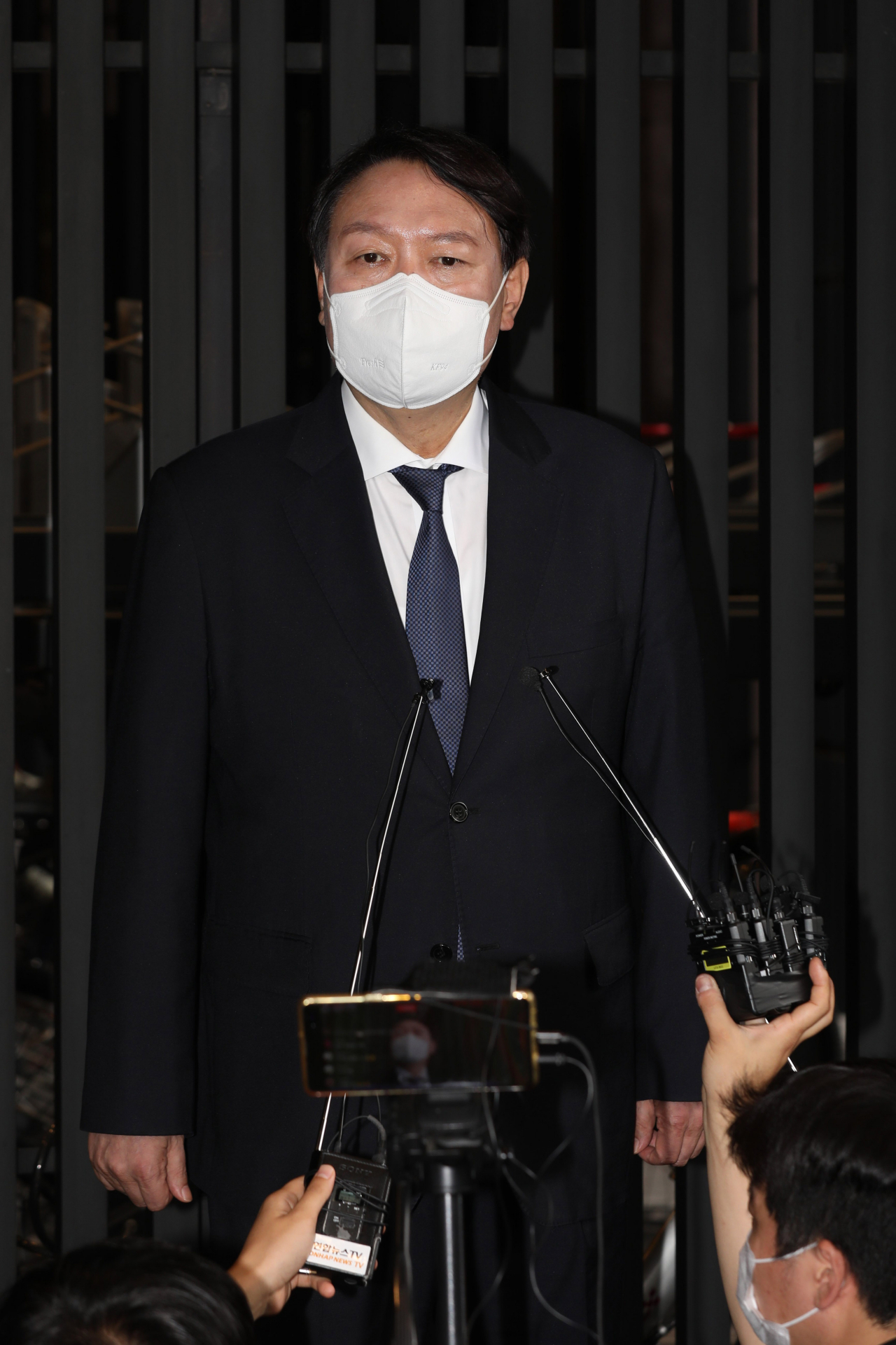윤석열 전 검찰총장이 7일 오후 서울 종로구 한 중식당에서 안철수 국민의당 대표와 오찬 회동을 마친 뒤 기자들의 질문에 답하고 있다. [연합]