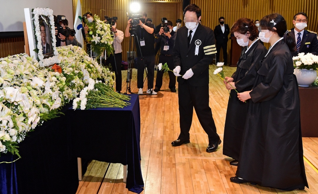 지난해 7월 고(故) 박원순 서울 시장 영결식에 부인 강난희 여사와 유가족들이 헌화를 하고 있다. [사진공동취재단]