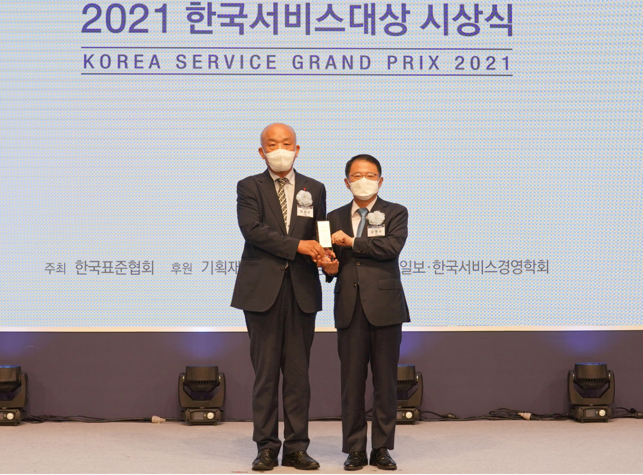 롯데건설 최광우 상무(왼쪽)가 2021 한국서비스대상 시상식에서 수상 후 기념촬영을 하고 있다. [롯데건설 제공]