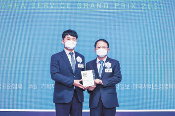 김중회(왼쪽) 대우건설 주택건축사업본부 상무가 ‘2021 한국서비스대상 시상식’에서 아파트 부문 종합대상을 수상한 후 기념촬영을 하고 있다. [대우건설 제공]