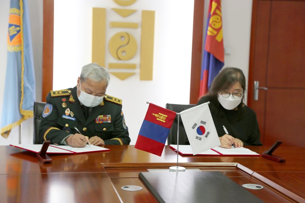7일(현지시간) 몽골 재난방지청사에서 열린 'KOICA-몽골 재난방지청(NEMA) 재해보호 부문에 관한 MOU를 체결식'에서 조행란 코이카 몽골사무소장(우측)과, 아룐보양 몽골재난방지청장이 서명식을 하고 있다. [코이카 제공]