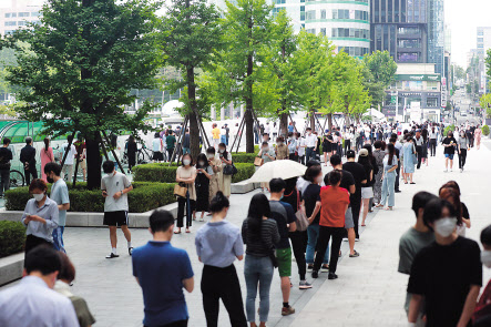8일 서울 강남구 코엑스 인근 삼성역에 설치된 임시 선별검사소를 찾은 시민들이 신종 코로나바이러스 감염증(코로나19) 검사를 위해 차례를 기다리고 있다. 중앙방역대책본부는 이날 0시 기준으로 신규 확진자가 1275명 늘어 코로나 사태 이후 가장 많은 수를 기록했다고 밝혔다. [연합]