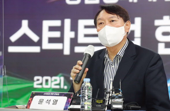 윤석열 전 검찰총장이 8일 오전 서울 강남구 팁스타운에서 열린 ‘스타트업 현장 간담회’에서 발언하고 있다. [연합]