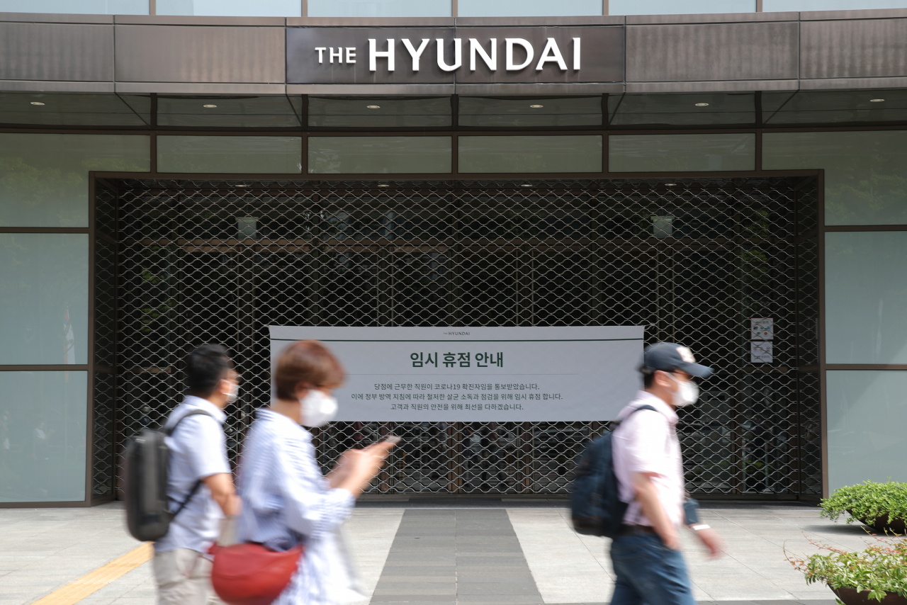 신종 코로나바이러스 감염증(코로나19) 신규 확진자 수가 1200명을 넘어선 7일 오전, 집단감염 확진자가 발생한 서울 강남구 현대백화점 무역센터점에 임시휴업 안내문이 붙어 있다. [연합]