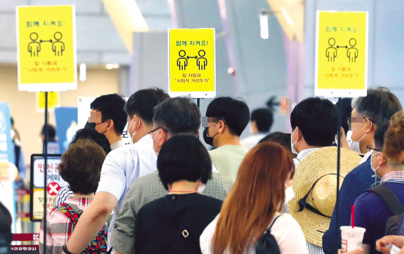 세수 증가가 일회성으로 그칠 가능성이 제기된다. 전문가들은 금리 인상 시기를 맞아 국가채무를 더 상환해야 한다고 충고했다. 사진은 이날 시민들로 붐비는 김포공항. [연합]