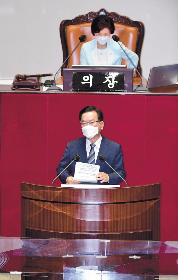 김부겸 국무총리가 8일 서울 여의도 국회에서 열린 본회의에서 2차 추경안 관련 시정연설을 하고 있다. [연합]