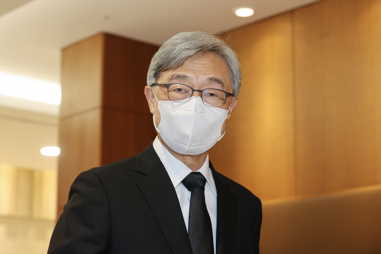 최재형 전 감사원장이 8일 오전 서울 서대문구 신촌세브란스병원 장례식장에 마련된 부친의 빈소로 향하고 있다. [연합]