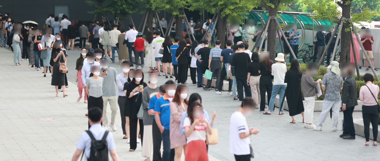 8일 서울 강남구 코엑스 인근 삼성역 앞에 설치된 임시 선별검사소를 찾은 시민들이 신종 코로나바이러스 감염증(코로나19) 검사를 위해 차례를 기다리고 있다. 중앙방역대책본부는 이날 0시 기준으로 신규 확진자가 1천275명 늘어 코로나 사태 이후 가장 많은 수를 기록했다고 밝혔다. [연합]