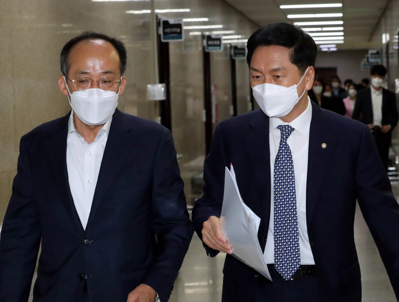 국민의힘 김기현 원내대표(오른쪽)와 추경호 원내수석부대표가 8일 오전 국회에서 열린 최고위원회의에 참석하며 이야기를 나누고 있다. [연합]