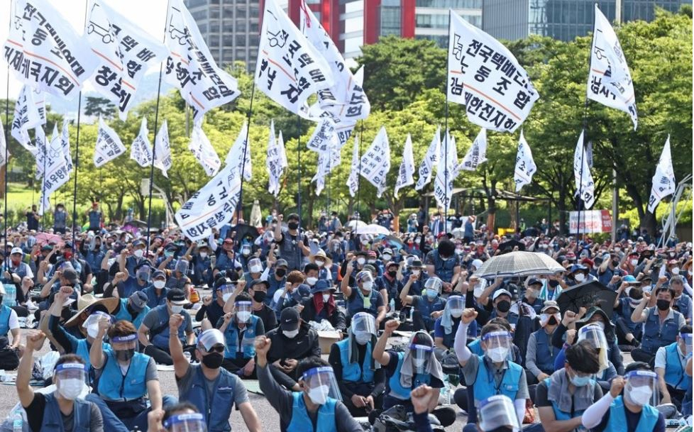 지난 6월 서울 영등포구 여의도공원에 모여 집회를 하고 있는 택배노조 조합원들 모습. [연합]