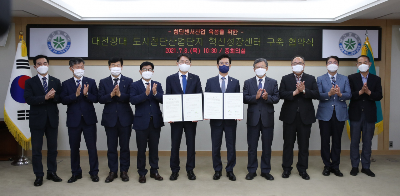 김현준 LH 사장(왼쪽 다섯번째)과 허태정 대전광역시장(왼쪽 여섯번째)이 8일 대전장대 도시첨단산업단지 혁신성장센터 구축 협약식에 참석한 모습. [LH 제공]