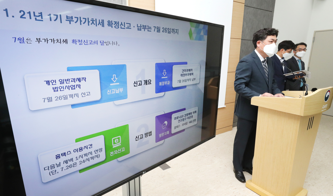 김태호 국세청 개인납세국장이 8일 오전 정부세종2청사에서 2021년 제1기 부가가치세 확정신고와 관련해 브리핑하고 있다.[연합]
