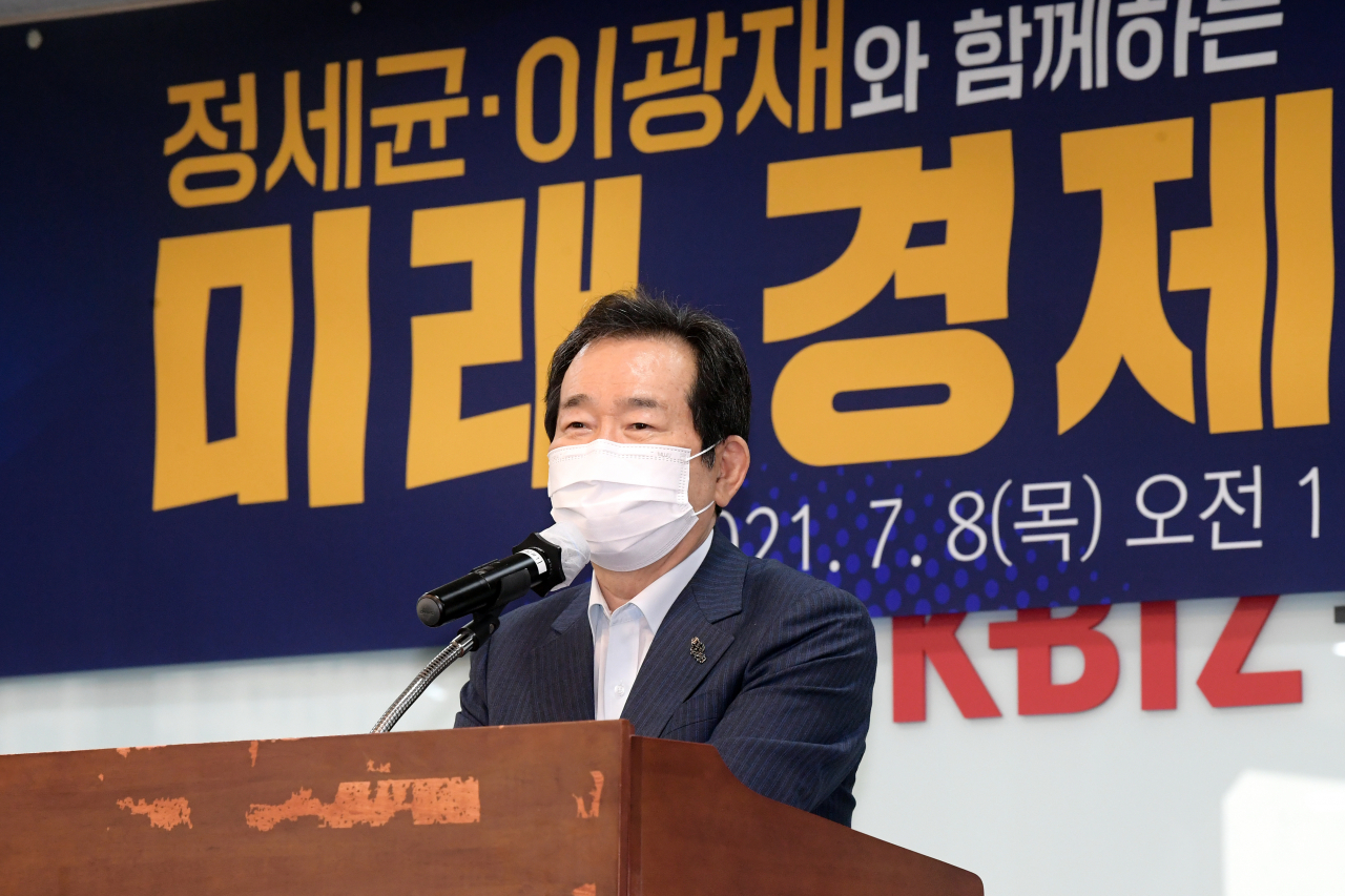 더불어민주당 정세균 대선 경선 예비후보가 8일 오전 서울 여의도 중소기업중앙회 상생룸에서 열린 '정세균·이광재와 함께하는 미래 경제 정책간담회'에 참석, 인사말을 하고 있다. [연합]
