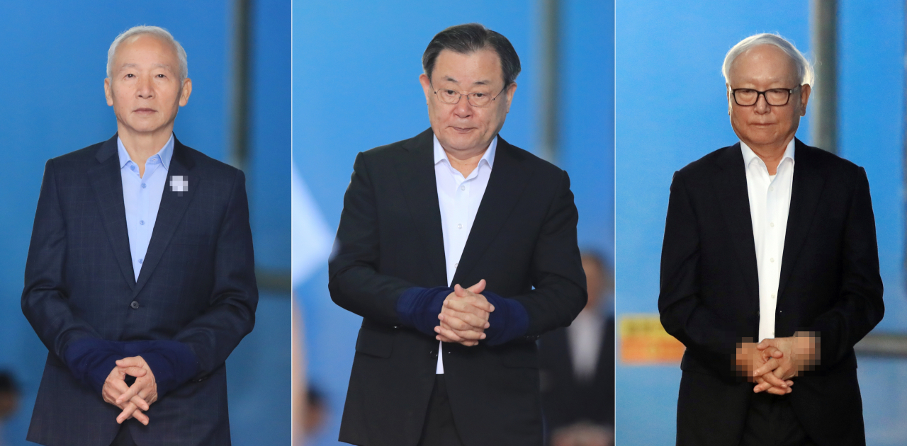 박근혜 정부 당시 청와대에 특수활동비를 제공한 혐의로 재판에 넘겨진 남재준·이병기·이병호 전 국가정보원장들의 실형이 확정됐다. 대법원 2부는 8일 특정범죄 가중처벌 등에 관한 법률 위반(국고 등 손실) 등 혐의로 기소된 전직 국정원장들의 재상고심에서 남 전 원장에게 징역 1년 6개월, 이병기·이병호 전 원장에게 각각 징역 3년, 징역 3년6개월을 선고한 원심을 확정했다. 사진은 남재준, 이병기, 이병호 전 국정원장이 2018년 6월 서울 서초구 서울중앙지법에서 열린 선고공판에서 실형을 선고받은 뒤 호송차로 향하는 모습.[연합]