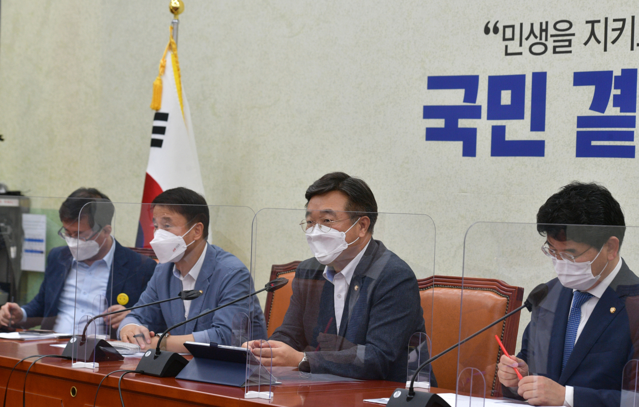 더불어민주당 윤호중 원내대표가 8일 서울 여의도 국회에서 열린 정책조정회의에서 발언하고 있다. 연합뉴스