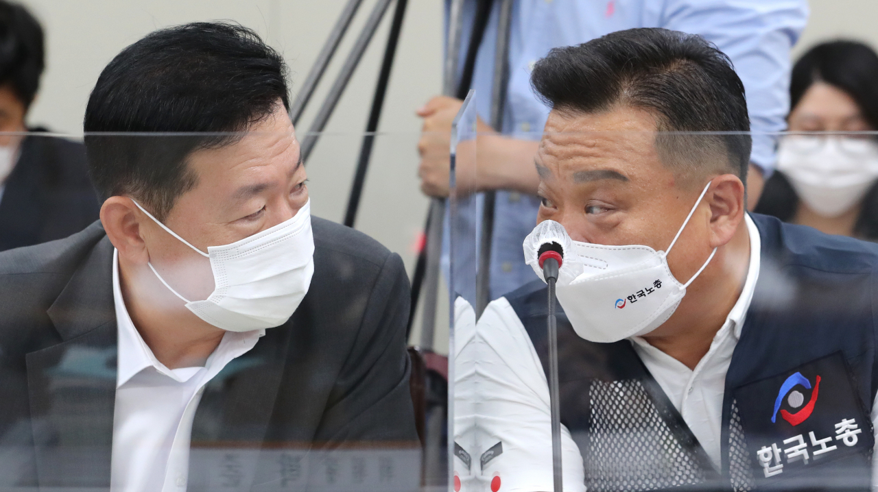 8일 오후 세종시 정부세종청사 최저임금위원회 회의실에서 열린 8차 전원회의에서 사용자위원인 류기정 경총 전무(왼쪽)와 근로자위원인 이동호 한국노총 사무총장이 대화하고 있다. [연합]