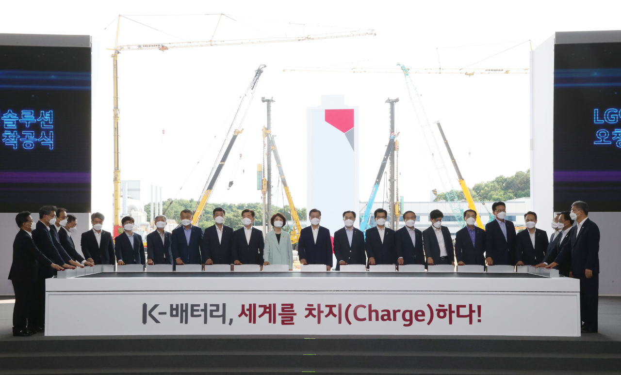 문재인 대통령이 8일 충북 청주시 LG에너지솔루션 오창 제2공장에서 열린 K-배터리 발전전략 보고 'K-배터리, 세계를 차지(charge)하다'행사를 마치고 LG에너지솔루션 시험연구센터 착공식 세레모니를 하고 있다. [연합]