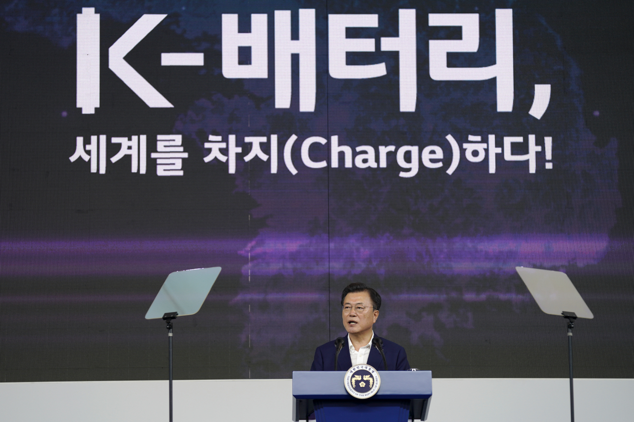 문재인 대통령이 8일 충북 청주시 LG에너지솔루션 오창 제2공장에서 열린 K-배터리 발전전략 보고 'K-배터리, 세계를 차지(charge)하다'에서 발언하고 있다. [연합]