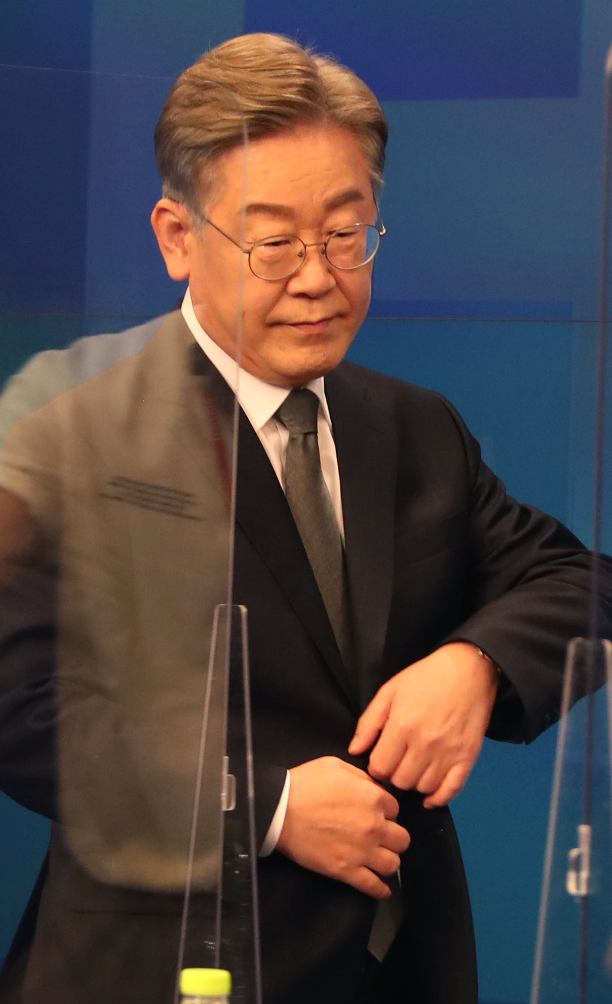 민주당 예비후보 4차 TV토론회 참석하는 이재명 경기지사. [국회사진기자단]