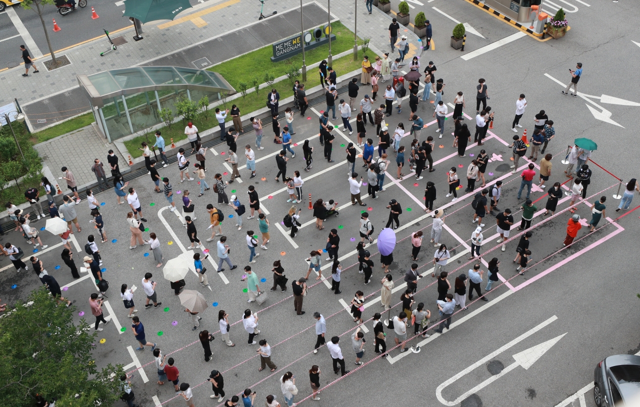 People line up for COVID-19 testing outside a clinic in Gangnam, southern Seoul, on Thursday. (Yonhap)