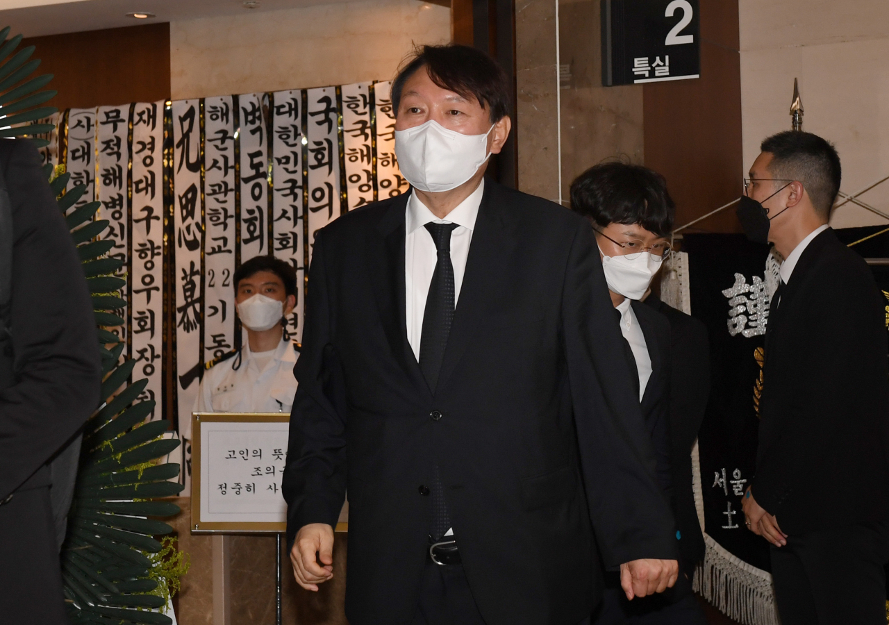 윤석열 전 검찰총장이 8일 오후 서울 서대문구 연세대학교 세브란스병원 장례식장에 마련된 최재형 전 감사원장의 부친 최영섭 예비역 해군 대령 빈소를 찾아 조문을 마치고 빈소를 나서고 있다. [연합]
