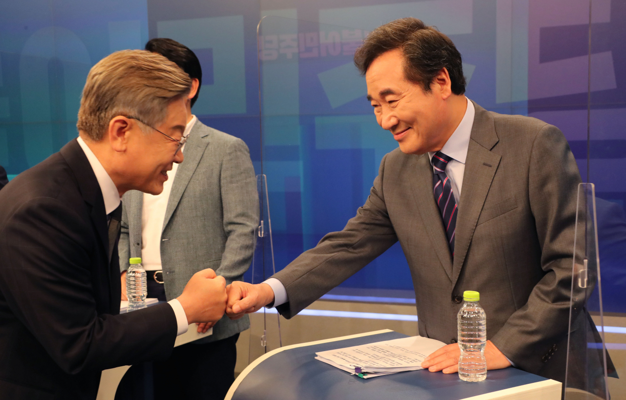 이재명 더불어민주당 예비경선 후보(왼쪽)와 이낙연 후보가 지난 8일 오후 서울 중구 TV조선 스튜디오에서 TV조선, 채널A 공동 주관으로 열린 더불어민주당 대선 예비후보 4차 토론회에 참석해 인사를 나누고 있다. [국회사진기자단]
