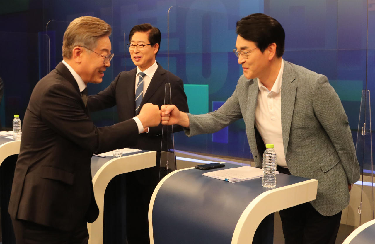 이재명 경기도지사(왼쪽)와 더불어민주당 박용진 의원이 8일 오후 서울 중구 TV조선 스튜디오에서 TV조선, 채널A 공동 주관으로 열린 더불어민주당 대선 예비후보 4차 토론회에 참석해 인사를 나누고 있다. [연합]