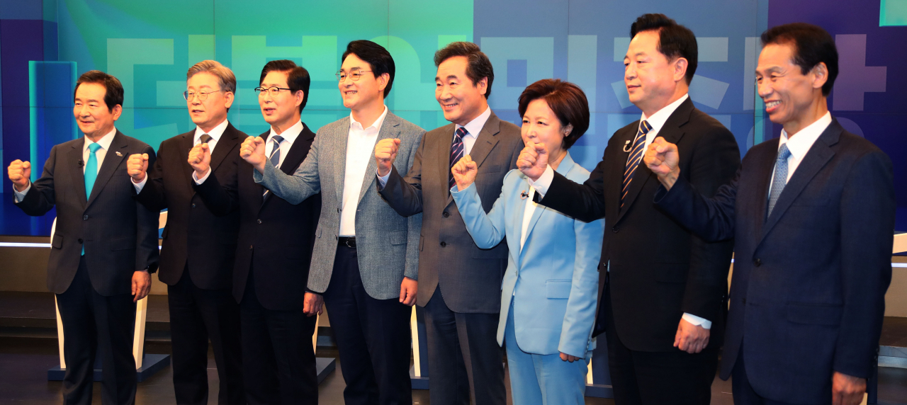 더불어민주당 대선경선 예비후보들이 8일 오후 서울 중구 TV조선 스튜디오에서 TV조선, 채널A 공동 주관으로 열린 더불어민주당 대선 예비후보 4차 토론회에서 기념촬영을 하고 있다. 왼쪽부터 정세균, 이재명, 양승조, 박용진, 이낙연, 추미애, 김두관, 최문순 후보. [연합]