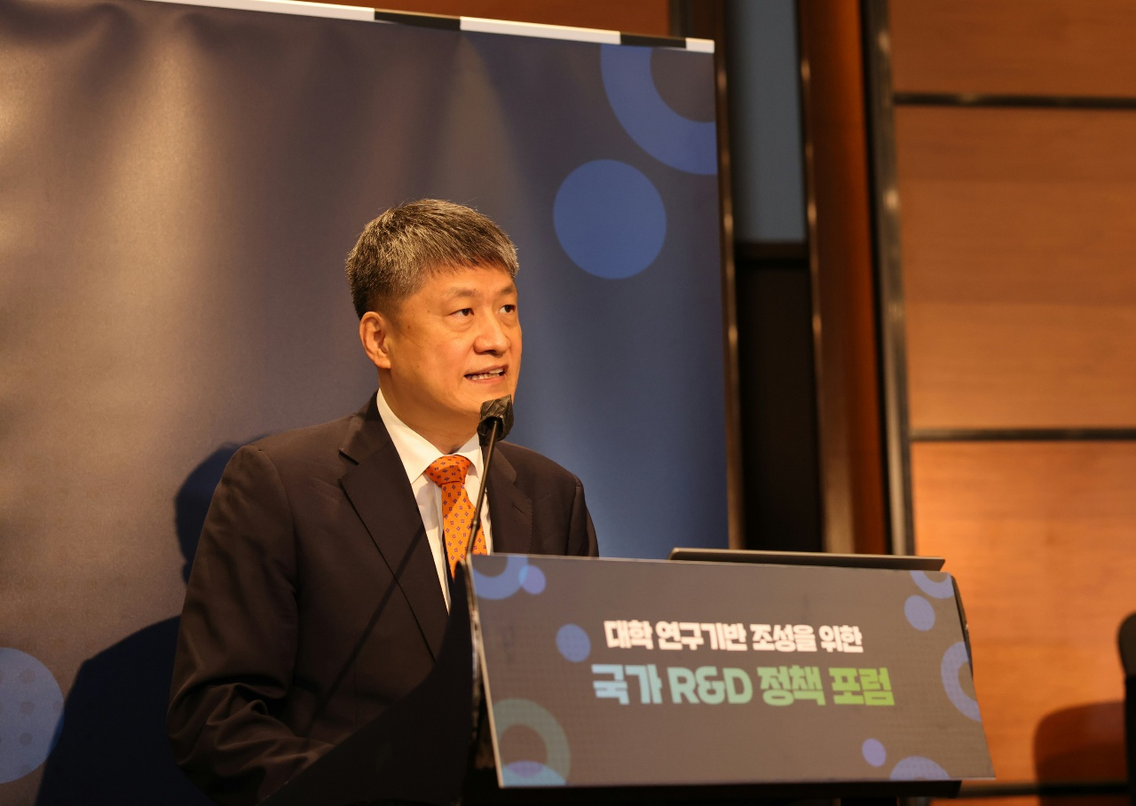 김승환 포스텍 교수가 8일 열린 ‘대학 연구기반 조성을 위한 국가R&D 정책 포럼’에서 주제 발표를 하고 있다.[한국연구재단 제공]