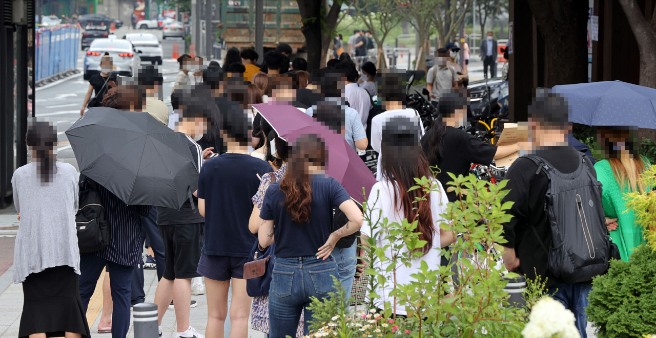 8일 서울 송파구보건소에 마련된 신종 코로나바이러스 감염증(코로나19) 임시 선별검사소에서 시민들이 검사를 위해 대기하고 있다. [연합]