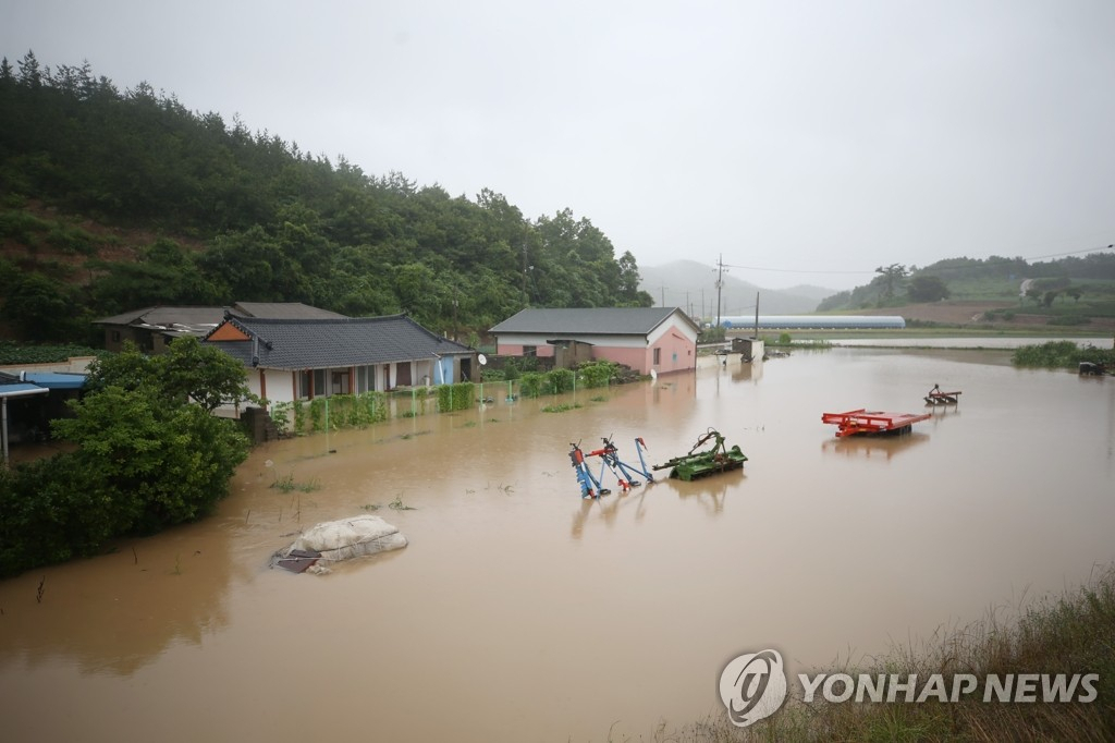 폭우로 침수된 진도마을